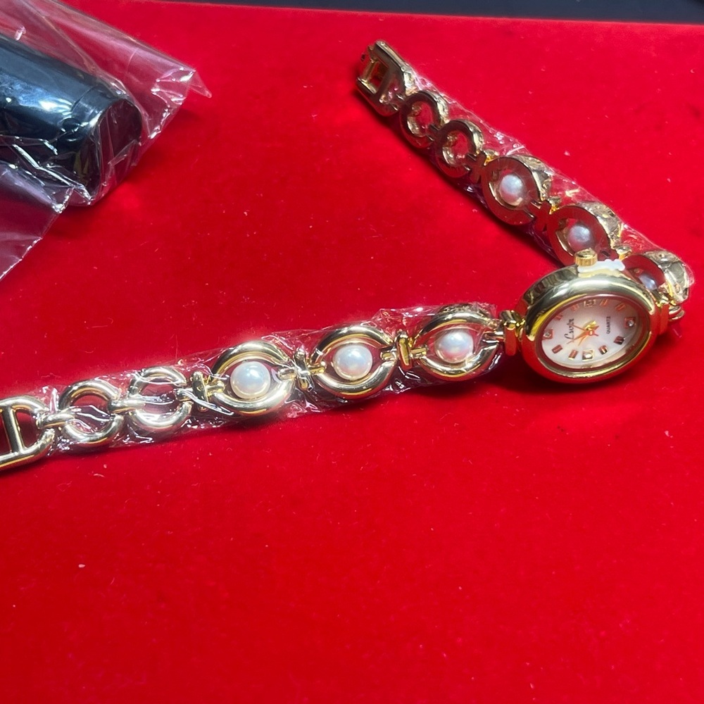 Elegant Gold Women's Watch with Pearl Accents